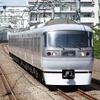 「現在公開可能な情報」によると、西武鉄道は8月に「進撃の巨人」とコラボしたスタンプラリーを実施する。写真は西武の「紅蓮の弓矢号」こと特急レッドアロー。