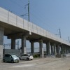 高架橋などの施設がほぼ完成した北陸新幹線（写真は将来の金沢以西延伸部の線路となる、金沢駅から白山総合車両基地に伸びる車庫線）。8月5日からはJR西日本車のW7系も走行試験を始める。