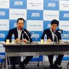 日本自動車工業会の池史彦会長（左）