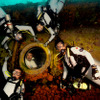 アクエリアスの前で写真撮影する油井宇宙飛行士（右下）らNEEMO16のクルー（出典：JAXA／NASA）