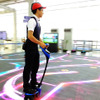 キラキラのコース上をデモ走行。早くて上手い！　軌跡もLEDで表示
