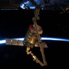 SSRMSに把持されたシグナス補給船運用2号機（出典：JAXA／NASA）