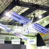 ブルーの太陽電池パドルが目を引く国際宇宙ステーションの1/10モデル