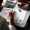 タブレットに手書きやキーパッド入力でノートをとる生徒も