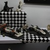 動物の置物の他、ホンダF1マシンの陶芸作品も展示