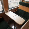 5000系5009＋5109号編成の「木質化」された車内。壁面や床面、座席などに木材を使用したほか、座席の通路側に仕切り壁を設けている。