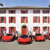 ラ・フェラーリとジョン・ハント氏。左から288GTO、F40、ラ・フェラーリ、エンツォ、F50