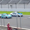 山崎選手が乗るCABANA RACING with P.MUチームのトヨタ86（手前）
