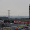 鈴鹿8耐久 2014 決勝レースは、突如降りだした雨によりスタート順延