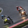 【鈴鹿8耐】4時間半経過、再び青空が戻りドライコンディションに…トップ11番秋吉が転倒