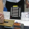 素手で衝撃を与えるとLEDが点灯した