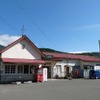「ヤマノススメ セカンドシーズン」の二合目（第2話）「富士山を見に行こう！！」では、富士急行線の駅などが描かれている。写真は三つ峠駅の駅舎。