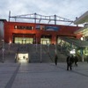 鹿児島中央駅東口の「大階段」（2006年撮影）。同駅のシンボル的な存在だったが、2013年に撤去された。