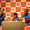 新作の試食もトライ。「はっ、むっ、辛くない！」と芦田愛菜