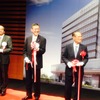 富士重工　新本社竣工式でテープカットする吉永泰之社長（中央）