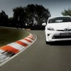 ドイツ・ニュルブルクリンク北コースを走行するトヨタ プリウスPHV