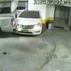 駐車場の監視カメラが捉えた映像