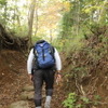 3種の神器と同様に重要なのが、登山の際の服選び。そのポイントは「素材」と「重ね着」にある。
