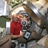 ISS滞在中のアレクサンダー・ゲルスト宇宙飛行士。写真はESAのISS補給船「ATV 5号機ジョルジュ・ルメートル」が到着、ISSに接続しハッチを開ける直前。