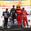 左から2位モントーヤ、優勝パワー、右端が3位カナーン。写真：INDYCAR