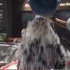 氷水をかぶるトヨタ自動車の豊田章男社長