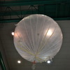 ISAS 宇宙科学研究所で公開された大気球の30分の1の模型。食品用ラップフィルムよりさらに薄い、厚さ20ミクロンのポリエチレン製の気球にヘリウムガスを入れて飛翔する。高度30キロメートル以上の高高度を飛ぶことができる。
