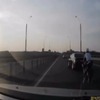 ロシアの高速道路で起きたバイクの車への追突事故