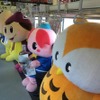 車内では沿線自治体のキャラクターとの記念撮影会が行われる。