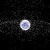 静止軌道のスペースデブリ（宇宙ゴミ）の分布を示したイメージ。点は衛星の大きさを反映したものではないが、静止軌道にもデブリの集中が存在することがうかがえる。