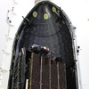 ファルコン 9 v1.1ロケット先端のフェアリングに収納されるアジアサット 6