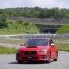 スバル WRX STI。懐かしい富士スピードウェイ30度バンクを背景に