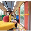 『つどい』で運用されている2000系改造車の車内の様子。子供向けの模擬運転台（左）などが設けられている。