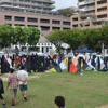神戸大学まちプロジェクト実行委員会　Ｔシャツを使って高架下を装飾