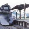 南大夕張駅ホーム跡に横付けされたラッセル車のキ1（1987年8月）。現在も同駅跡で保存されている。