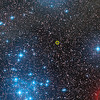 中央の丸印の中心に恒星ID8がある