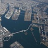 東京都は都心と臨海副都心を結ぶ中量交通システムをオリンピック開催前に導入すると発表した。写真は空から見た東京港。
