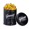 「メルセデス ミー オリジナル缶 シカゴミックス」800円片面には「Garrett cafe meets DOWNSTAIRS」の　ロゴとともに、カフェを連想させるコーヒーカップから溢れだすギャレット ポップコーンのイラストを配す。