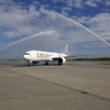 オスロで放水の歓迎を受けるエミレーツ機