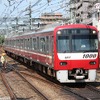 11月のダイヤ改正では、エアポート快特の品川～羽田空港間の所要時間短縮のほか、運転区間の拡大や列車種別の変更も行われる。写真は神奈川新町駅に入線する普通。