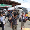 富士急行線の終点・河口湖駅に到着した直後の『NEX』。富士急行線内における外国人観光客の割合は約3割という。