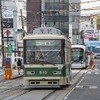 猿猴橋町停留場付近を走る広電の路面電車。基本方針では駅前大橋ルートの整備に伴い広島駅～猿猴橋町～的場町間の軌道を廃止するものとしている。