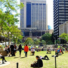 Central 駅前のAnzac Square。チェアでランチをとる人、寝転がる人、本を読む人……