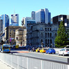 多くの人でにぎわうQueen Street Mall からVictoria Bridge へ。ブリスベン川を眺めに