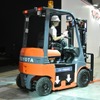 電池の交換用の穴が装備されている電動フォークリフト。