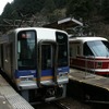 南海高野線の極楽橋駅で発車を待つ難波行きの急行（左）と特急『こうや』。「高野山チケット」に引き換えた場合は、新今宮～極楽橋～高野山間を往復できる。『こうや』などの座席指定列車を利用する場合は特急券などが別途必要。