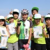 道端カレンさんがエイドステーションのみなさんと記念撮影