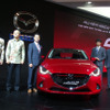IIMS2014で「Mazda2」の記者発表で記念写真に立った関係者。