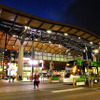日が暮れるころ。メルボルンの鉄道ターミナルであるSouthern Cross Stationの前に立つ。