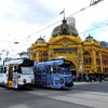 Flinders Street Station は、1854年に建てられたエドワード王朝様式の駅。新しいターミナルであるSouthern Cross Stationは、この駅の西側にある。