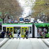 Collins StとSwanston Stの交差点を走るD-class電車。この写真の右側に、1870年に建てられたメルボルン市庁舎（Melbourne Town Hall）がある。